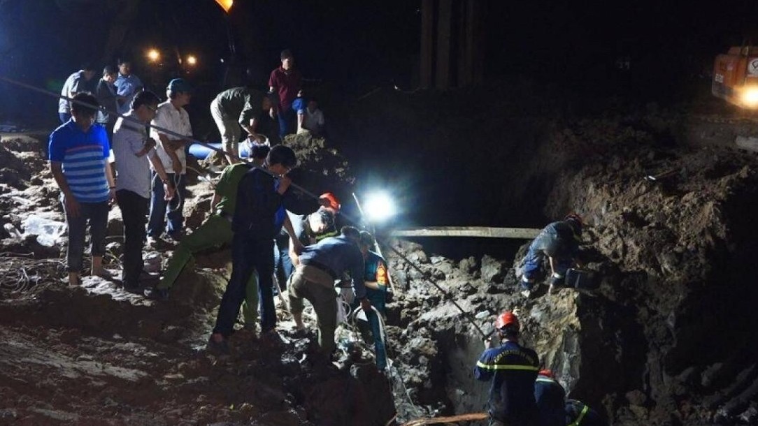 Vẫn chưa đưa được bé trai rơi xuống lỗ trụ bê tông ra ngoài