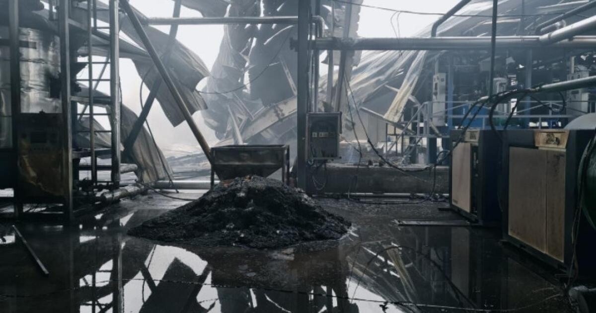 Ngọn lửa bùng phát dữ dội đã thiêu rụi nhà xưởng