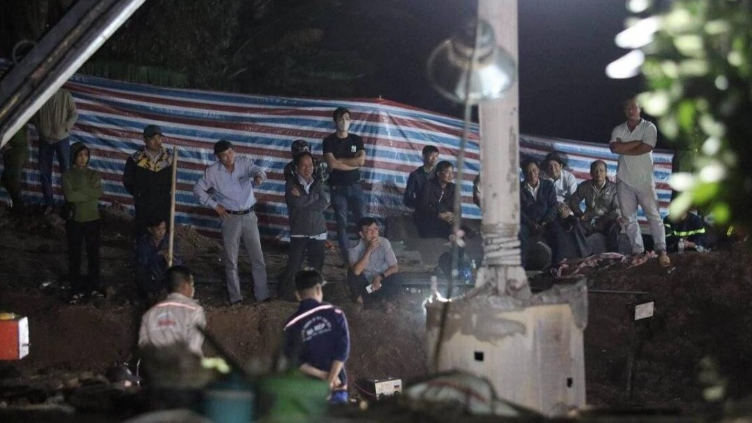 Gần 40 giờ nỗ lực giải cứu bé trai rơi trong cọc bê tông sâu 35m