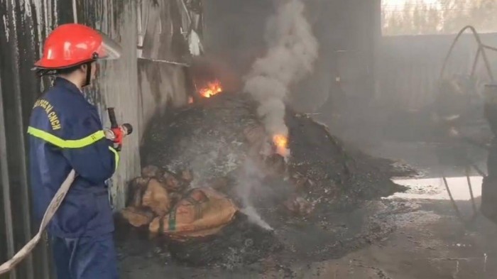 Lực lượng chức năng tỉnh Quảng Ninh nhanh chóng tiếp cận hiện trường để khống chế ngọn lửa