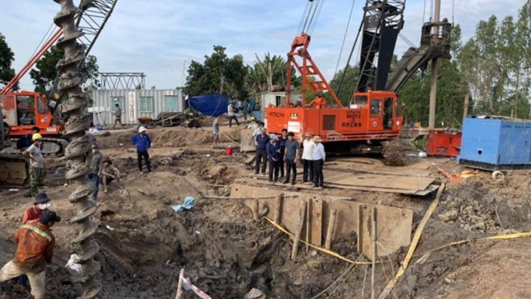 Thông tin mới nhất vụ bé trai lọt ống trụ bê tông ở Đồng Tháp