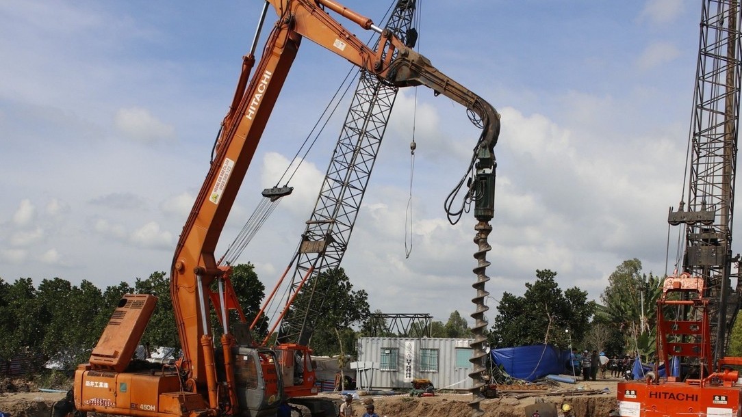 Nỗ lực hết sức để đưa trụ bê-tông lên trong sáng nay