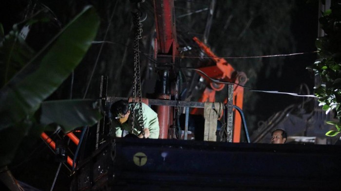 Lực lượng cứu hộ làm xuyên đêm giải cứu bé trai 10 tuổi