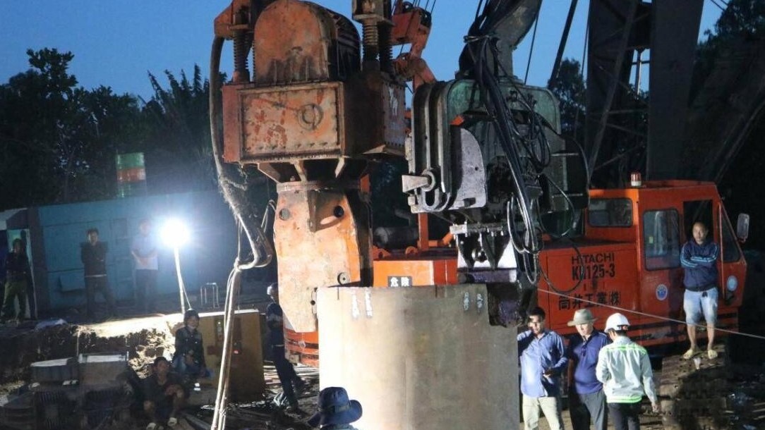 Chốt thời điểm kéo trụ bê tông nơi bé trai 10 tuổi Đồng Tháp mắc kẹt