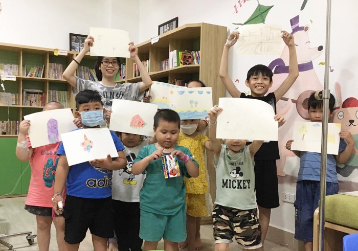 Cô “Mèo” Diệu Thuần bên các bạn nhỏ mắc ung thư tại Viện “Máu”