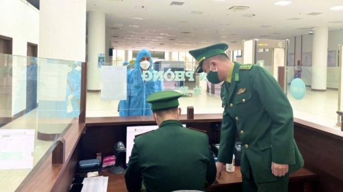 Lực lượng chức năng ở cửa khẩu Móng Cái chuẩn bị cho hoạt động kiểm soát xuất nhập cảnh.