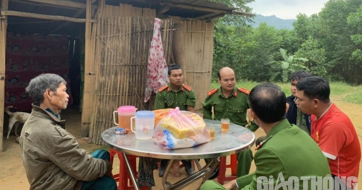 Công an huyện Trà Bồng và xã Trà Tây trò chuyện với ông Quang để lắng nghe tâm tư và tìm cách hóa giải nghi kỵ trong nhân dân.