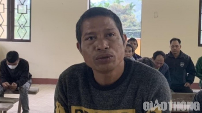 Hồ Văn Vũ bị người làng xa lánh vì mỗi lần cơn nghiện rượu trỗi dậy là ông lại xưng là mình 