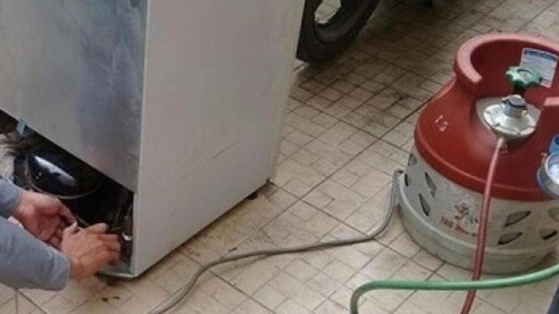 Một thợ điện lạnh tử vong khi đang bơm gas tủ lạnh
