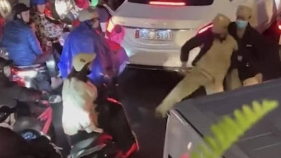 Đề xuất cho thôi việc nam dân phòng hành hung cô gái giữa đường phố Hà Nội