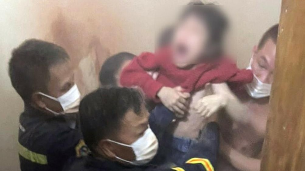 Giải cứu thành công cháu bé 9 tuổi kẹt khe tường giữa 2 căn nhà