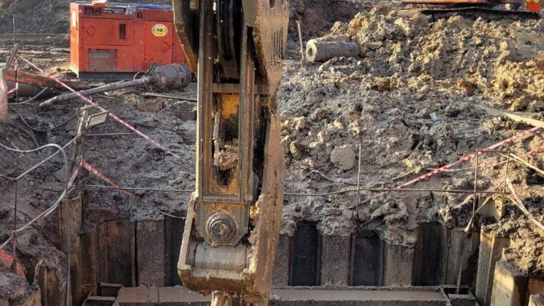 Rút xong ống vách D1600 hiện trường vụ bé trai tử vong ở Đồng Tháp