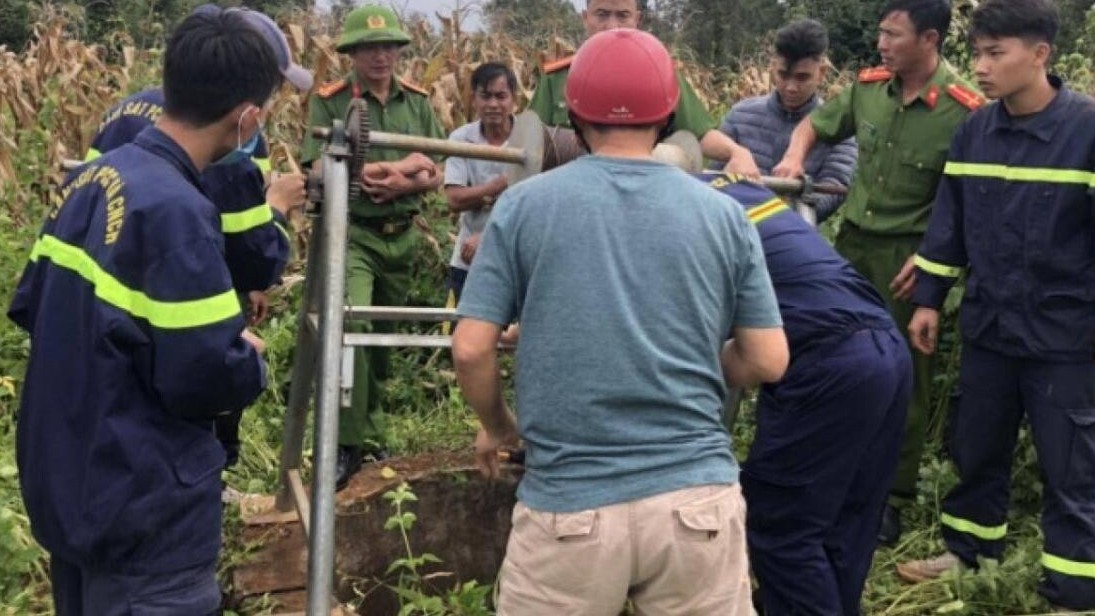 Huy động lực lượng cứu người đàn ông rơi xuống giếng sâu 25 mét 4 ngày