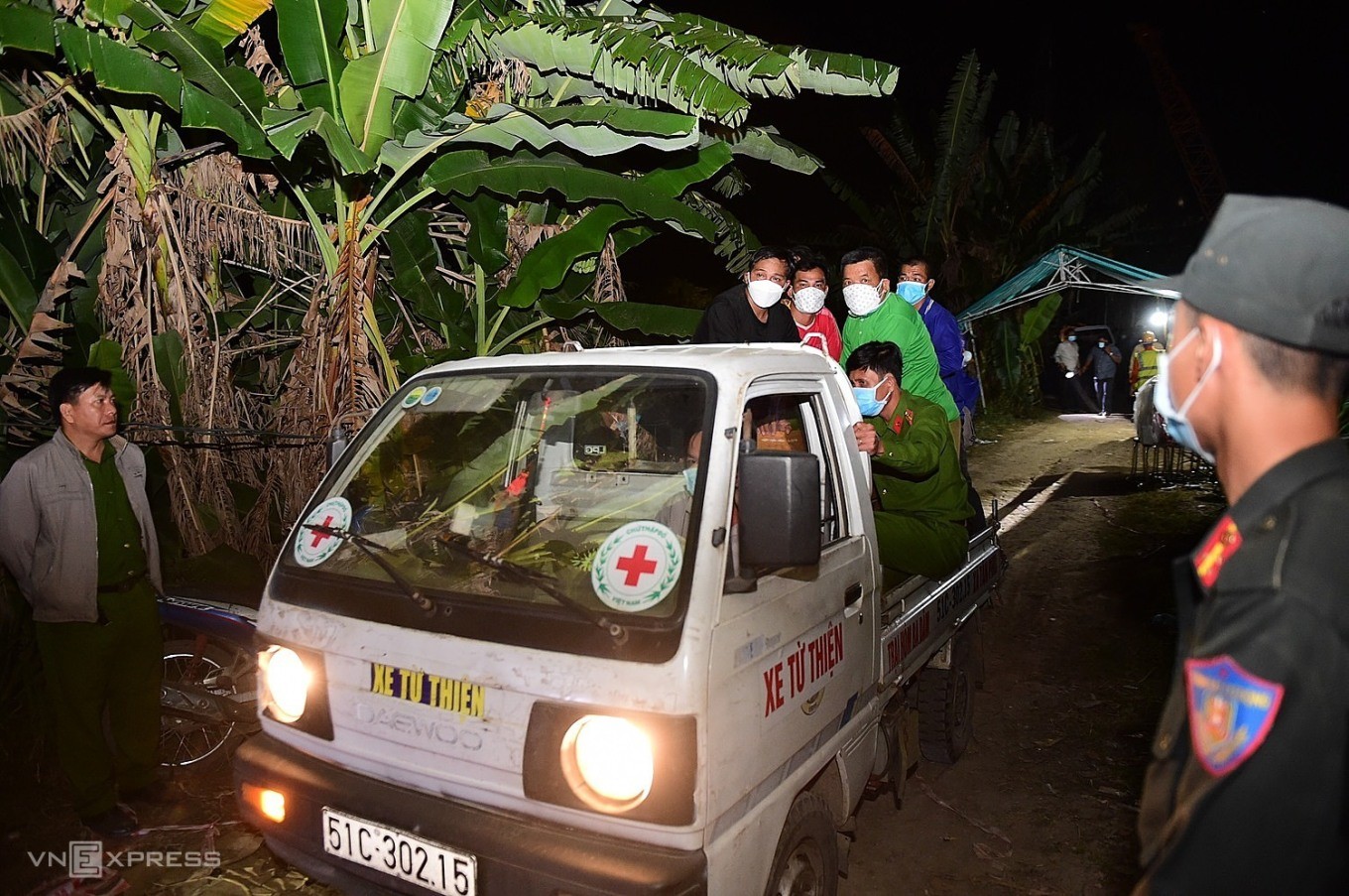 Ôtô đưa quan tài bé Hạo Nam về nhà. Ảnh: Thanh Tùng