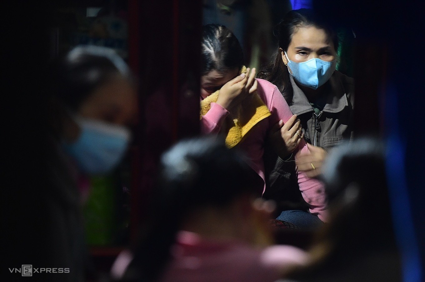 Mẹ bé Hạo Nam (áo hồng) khóc khi thi thể bé được đưa về nhà. Ảnh: Thanh Tùng