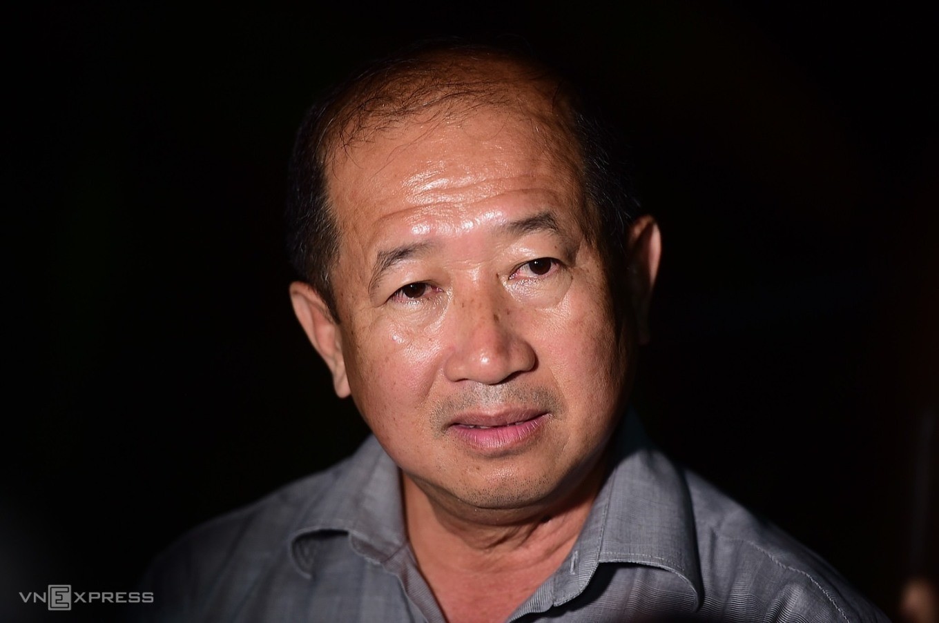 Phó chủ tịch tỉnh Đồng Tháp Đoàn Tấn Bửu thông tin về việc đưa thi thể bé Hạo Nam lên, sáng 20/1. Ảnh Thanh Tùng