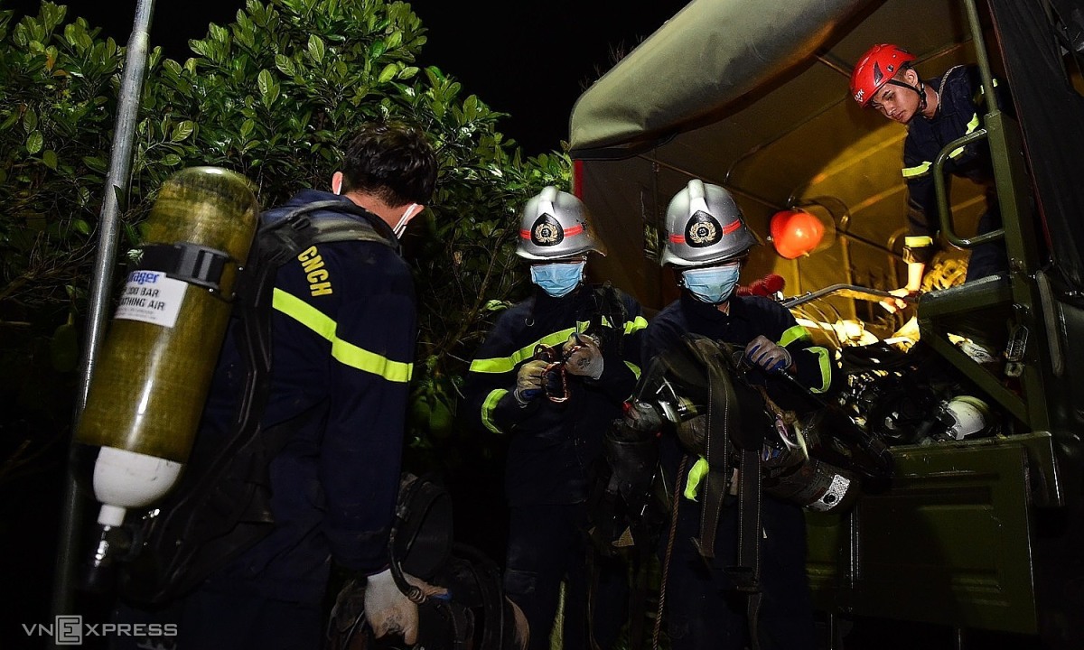 Thi thể bé Hạo Nam đã được đưa lên