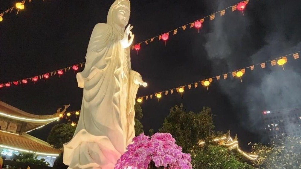 Người dân TP.HCM thư thái đi chùa cầu an ngay sau thời khắc giao thừa