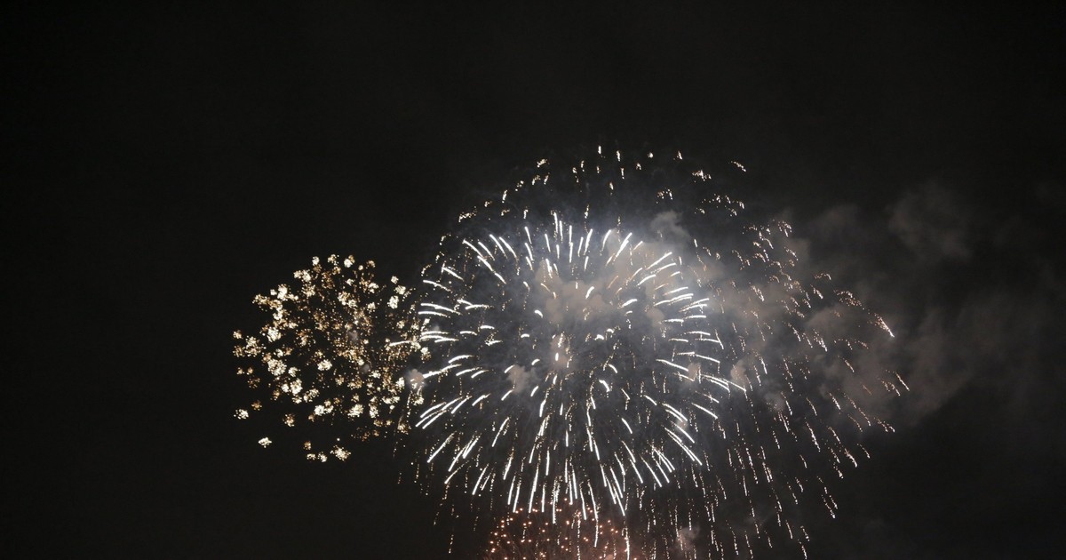 Màn bắn pháo hoa rực rỡ trong đêm giao thừa.