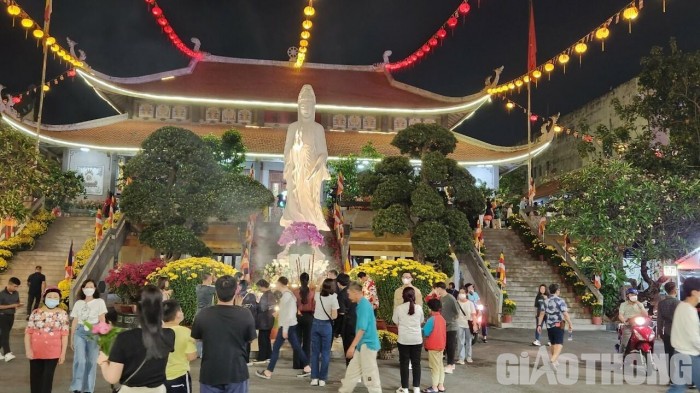 Người dân đến các chùa trên địa bàn TP.HCM để lễ Phật, cầu bình an và nguyện ước những điều tốt đẹp trong năm mới.