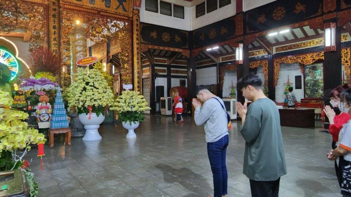 Người đi chùa chia sẻ, đây là hoạt động thường niên của gia đình sau thời khắc giao thừa.