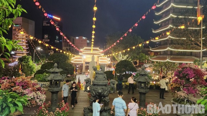 Tại chùa Vĩnh Nghiêm, quận 3, người dân tới chùa lễ Phật rất đông.