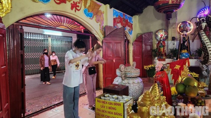 Người dân đổ về Sa Tân Miếu cầu xin sức khoẻ và công việc thuận buồm xuôi gió.