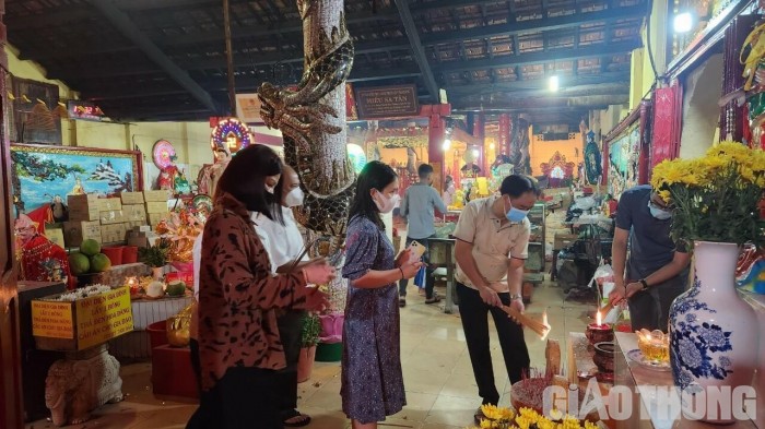 Đã 1h sáng vẫn có rất nhiều người tới Sa Tân Miếu (phường 5, Gò Vấp) để cúng lễ, cầu bình an cho gia đình.