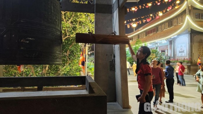 Sau khi lễ Phật, người dân ra phía ngoài gõ 3 hồi chuông với mong ước gia đình bình an trong năm mới