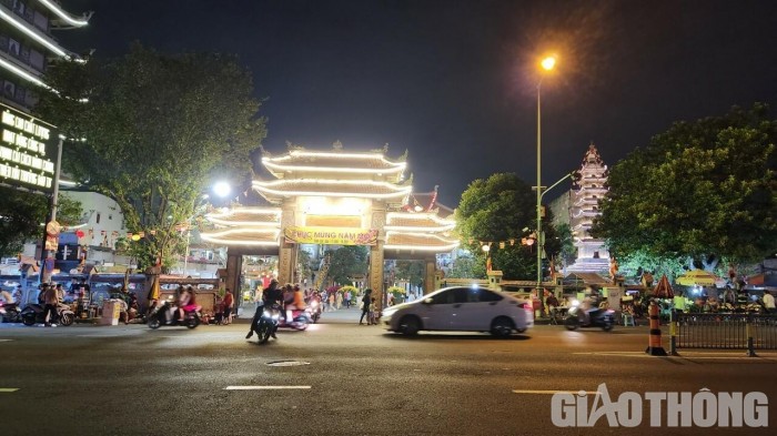 Chùa Vĩnh Nghiêm (số 339 Nam Kỳ Khởi Nghĩa, phường Võ Thị Sáu, quận 3, TP HCM) có rất đông người và phương tiện dừng lại ngay sau thời khắc giao thừa.