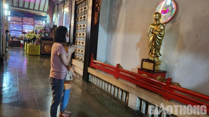 Đi lễ chùa tại thời khắc giao thừa đã trở thành một nét văn hóa không thiếu trong đời sống văn hóa, tinh thần của người dân TP.HCM trong mỗi dịp Tết đến Xuân về.