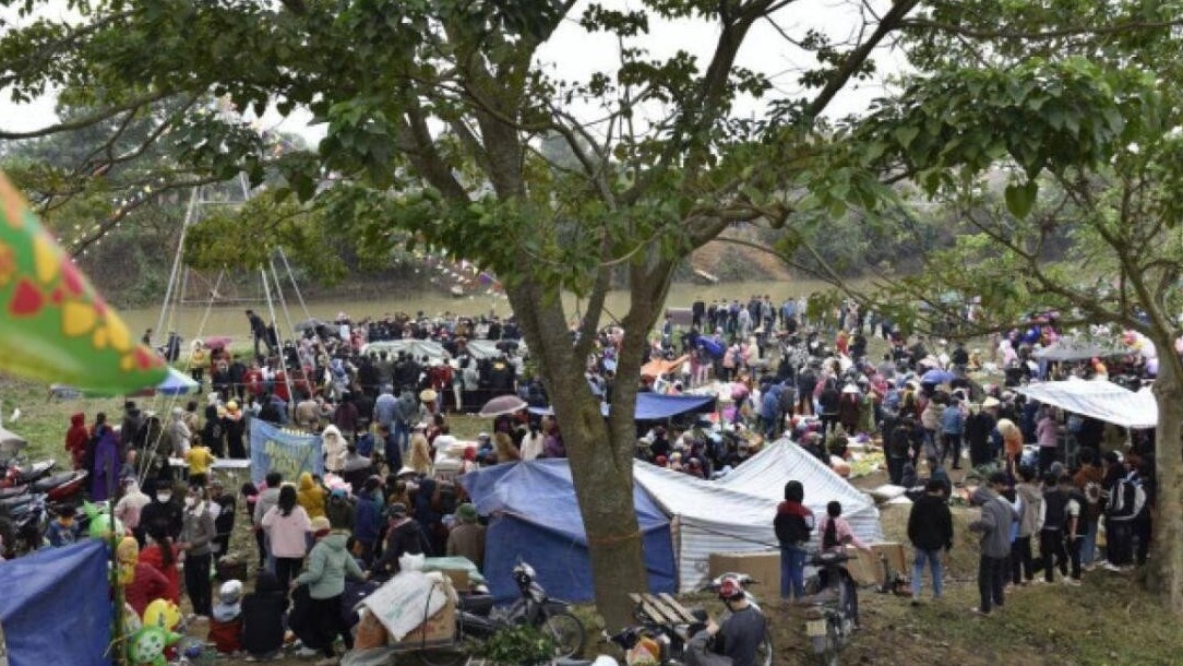 Kỳ lạ khu chợ choảng nhau bằng cà chua để lấy may