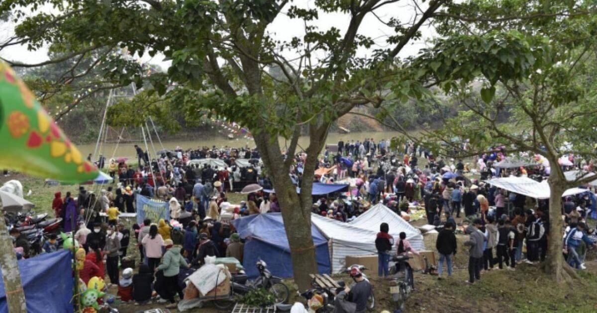 Chợ Chuộng được họp trên một bãi đất trống rộng khoảng hơn 1.000m2 ven sông Thiều