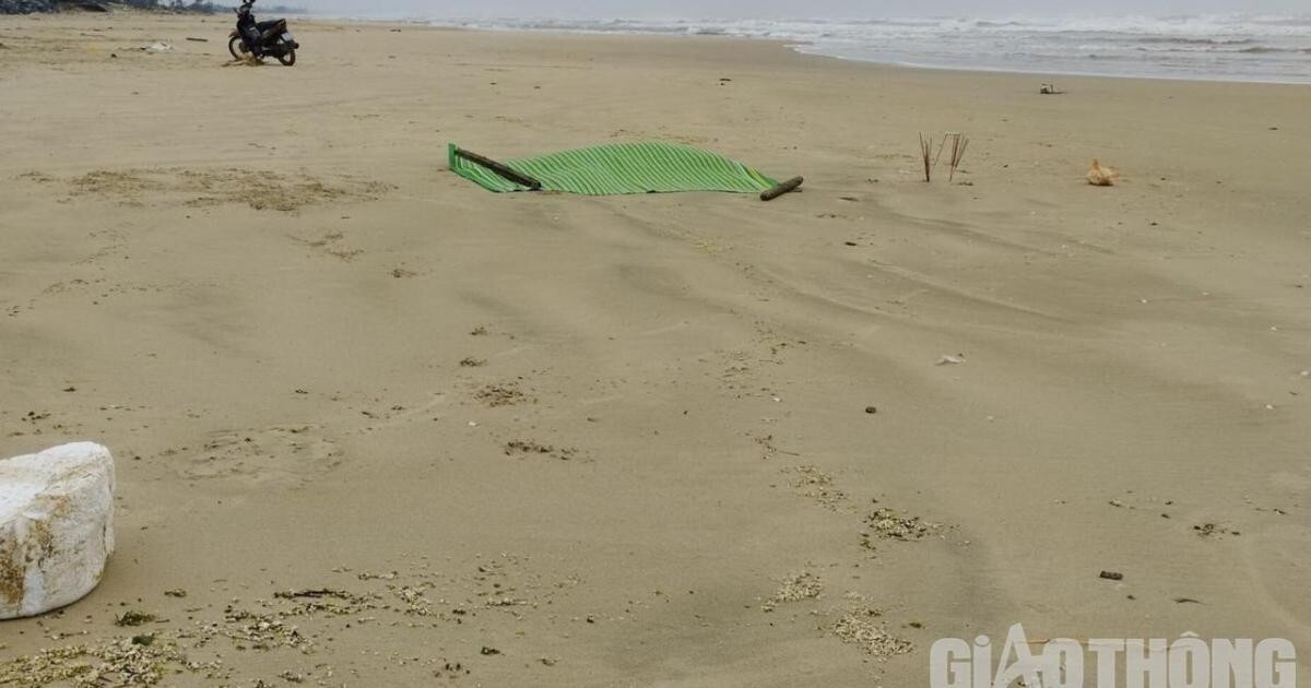 Hiện trường nơi phát hiện hai thi thể trôi dạt vào bờ biển Quảng Ngãi.