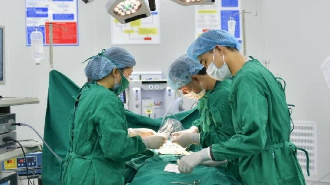 Cha mẹ chủ quan, bé trai 5 tuổi nguy kịch vì vỡ ruột thừa