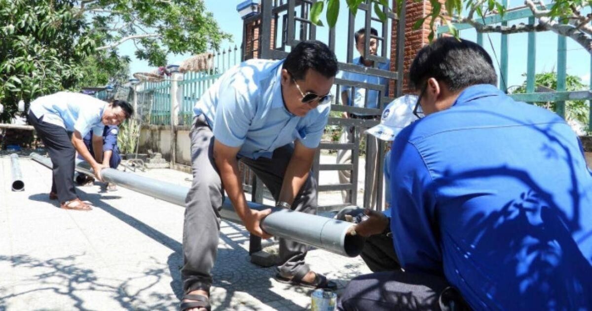 Nước sạch đến với người dân ở xã Biển Bạch, huyện Thới Bình (Cà Mau).