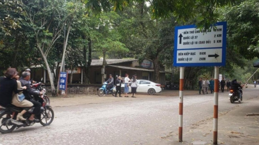 Xe ôm "hốt bạc", phớt lờ mũ bảo hiểm ở lễ hội Côn Sơn - Kiếp Bạc