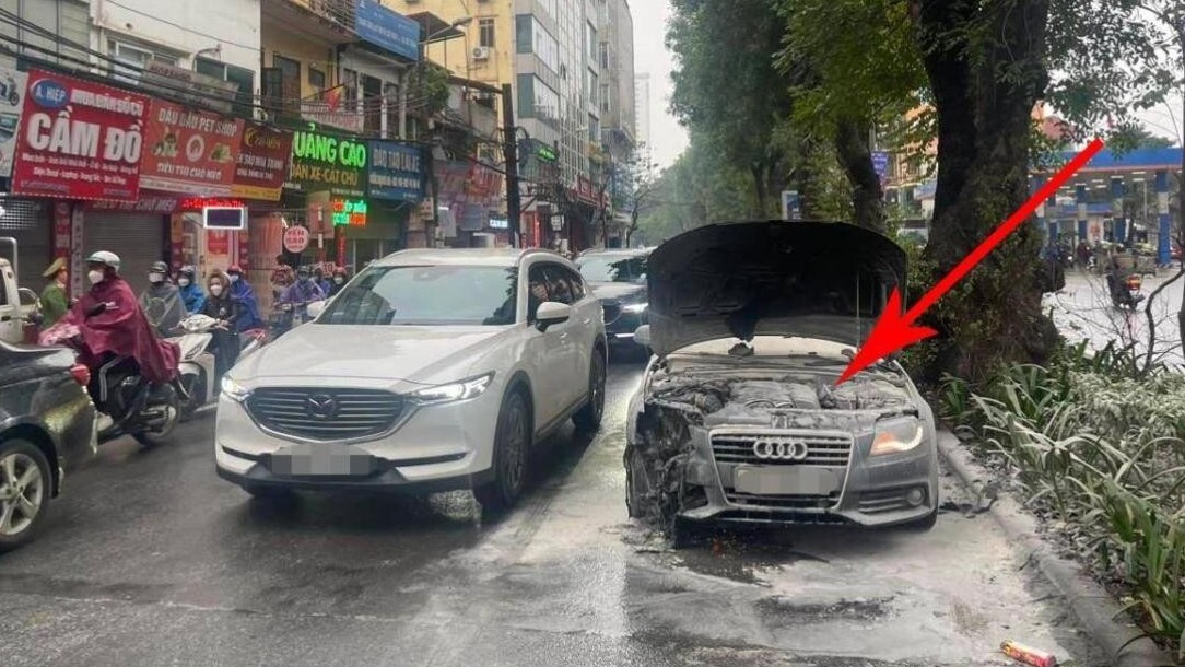 Chập điện ở đèn pha, xe sang Audi bốc cháy trên đường Láng
