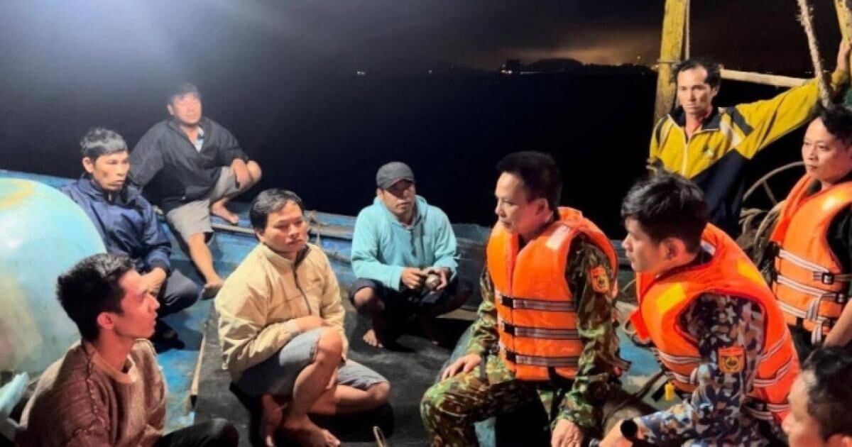 Lực lượng chức năng đang phối hợp các tàu nỗ lực tìm kiếm ngư dân mất tích