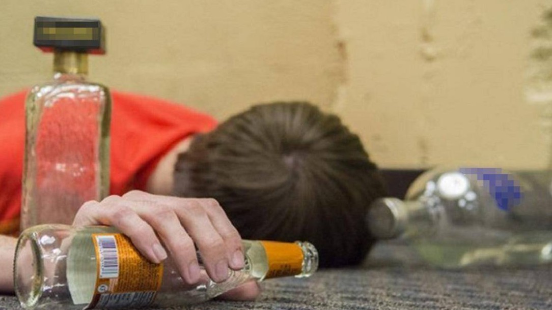 Đau đầu sau khi uống rượu, có nên uống thuốc giảm đau?