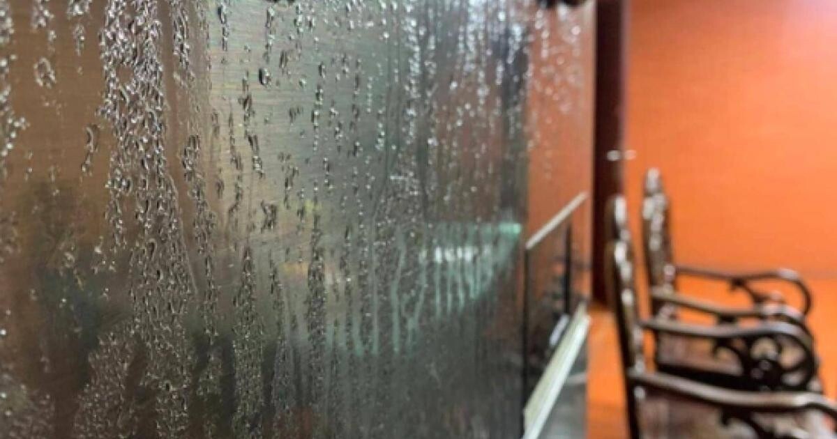 Nồm, ẩm khiến tường, sàn nhà đổ mồ hôi, trơn trượt