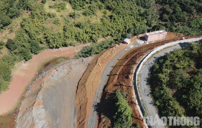 Dòng nước bị san lấp khiến nguồn nước tưới tiêu của người dân gặp khó khăn. Ảnh: H.Y