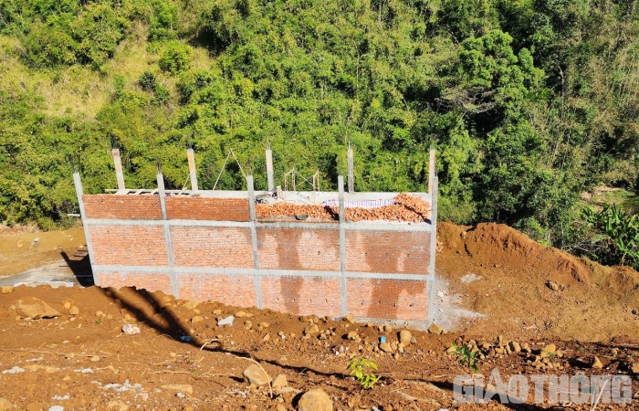 Ngôi nhà nuôi chim yến xây dựng trái phép. Ảnh: H.Y