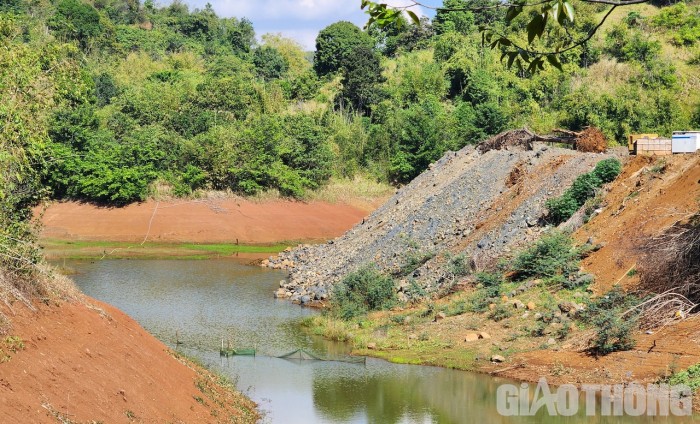 Đất đá đổ lấn dòng chảy của hồ thủy điện. Ảnh: H.Y