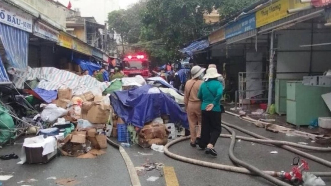 Chợ Tam Bạc tan hoang sau cháy, tiểu thương thất thần lo phá sản