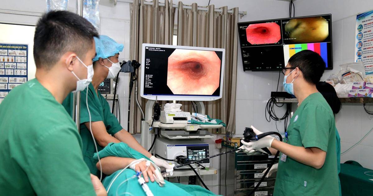 Bác sĩ Bệnh viện K nội soi tầm soát ung thư đường tiêu hóa cho một bệnh nhân
