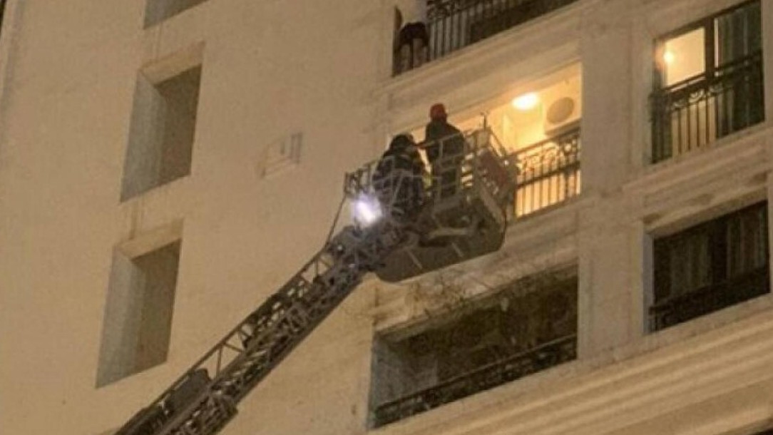 Hà Nội: Giải cứu người nước ngoài nghi định nhảy từ lan can tầng 8 chung cư