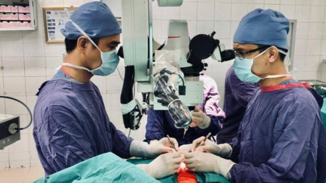 Kỳ tích nối lại thành công toàn bộ da đầu, hai tai, hai mi mắt bị lột rời