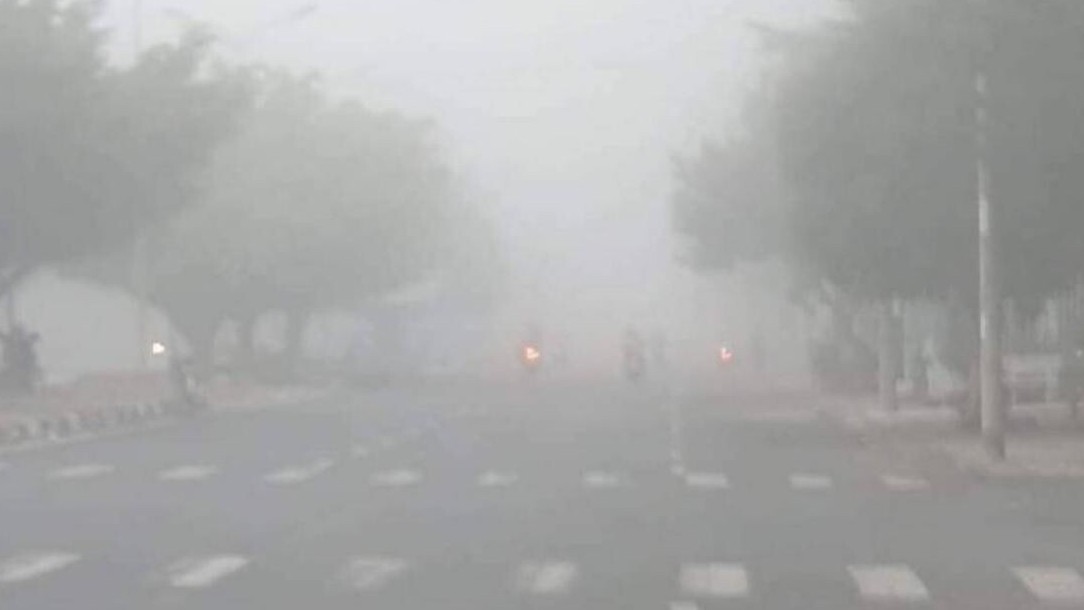 Sương mù bất ngờ xuất hiện dày đặc nội ô TP Bạc Liêu gây cản trở tầm nhìn