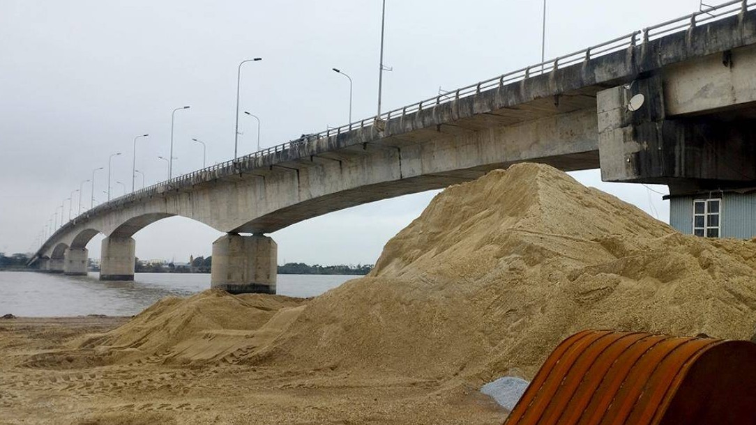 Bến bãi vật liệu uy hiếp an toàn cầu Khuể